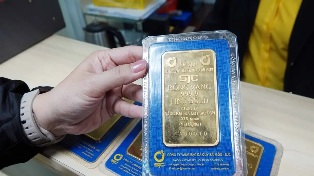 تراجع مفاجئ بأسعار الذهب وخواتم SJC بقيمة 1.5 مليون دونغ فيتنامي